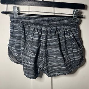 Lululemon Hotty Hot Low-Rise Lined Short 2.5"